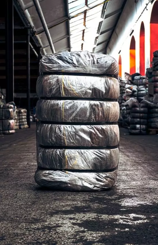 Vintage clothing bale 50 to 300 kg in warehouse — Eureka Fripe B2B wholesale supplier