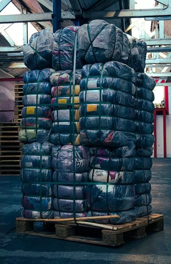 Palette de vêtements vintage 200 à 1000 kg en entrepôt Eureka Fripe grossiste B2B export