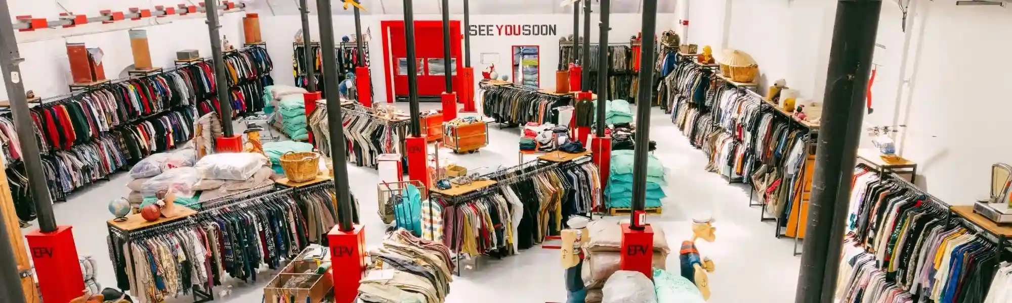 Un service de sélection à la pièce vetements vintage et seconde main chez Eureka Fripe