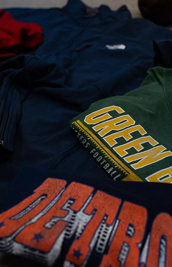 Vintage sportswear sweatshirts The North Face and Green Bay Packers — wholesale at Eureka Fripe
